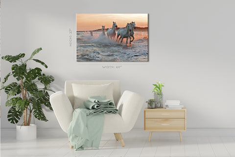 Impression sur toile - Courir des chevaux sur l'eau au coucher du soleil #E0925