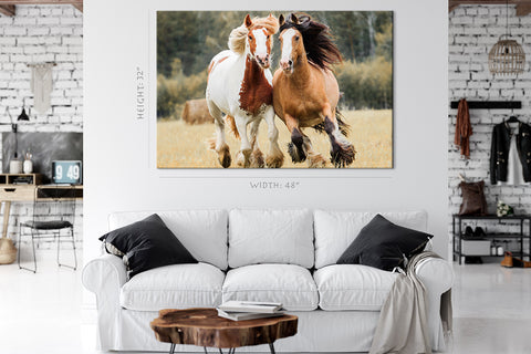 Impression sur toile - Chevaux courent à travers le champ #E0895